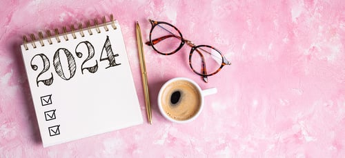 Visualização: Resoluções de ano novo 2024 na mesa. Lista de resoluções de 2024 com caderno, xícara de café na mesa