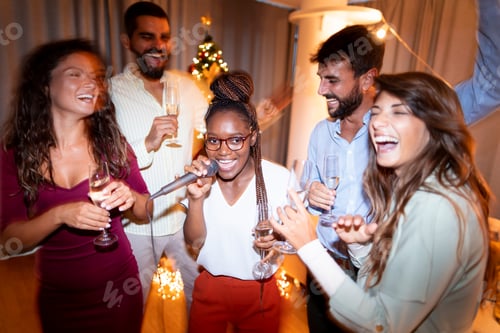 Visualização: Amigos fazendo festa de karaokê na véspera de Ano Novo