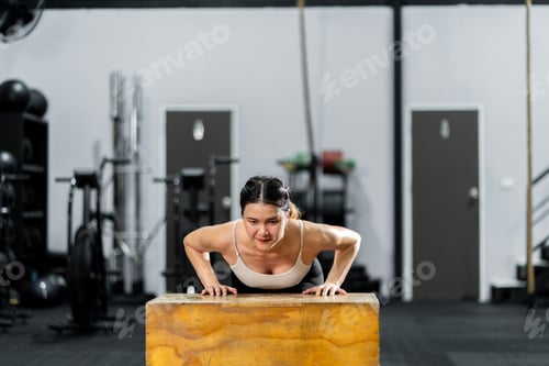 Preview: Asian men and women Have a strong body, good health, love to exercise.