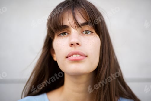 Vista previa: De cerca, hermosa joven con cabello largo y castaño mirando fijamente