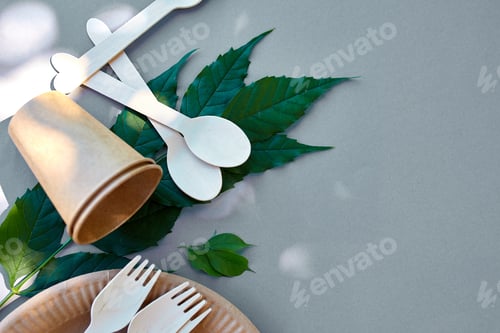 Preview: Flat lay of eco craft paper and wooden tableware, Zero waste