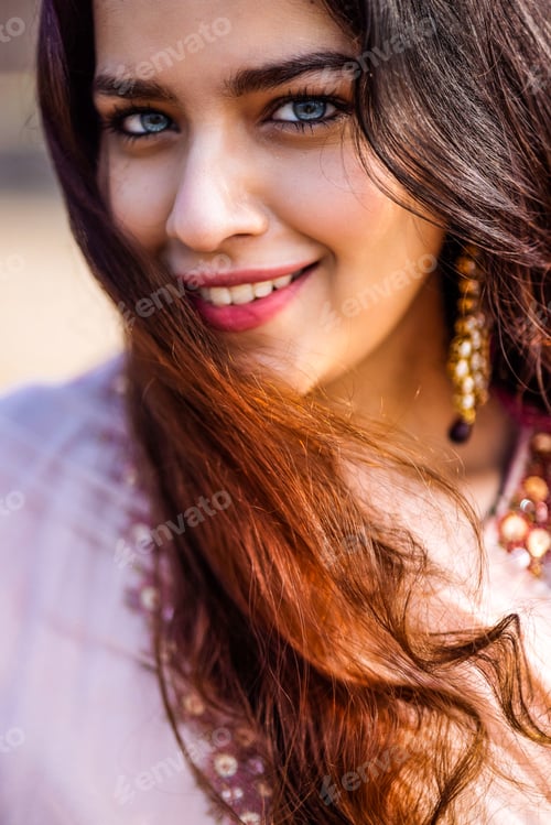 Preview: Beautiful Portrait of Young & Elegant Woman Posing