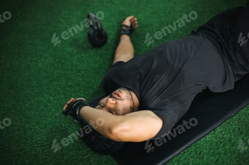 Vista previa: Hombre cansado en el gimnasio