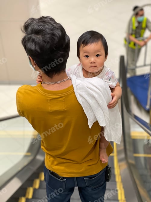 Preview: Infant baby in hold your dad