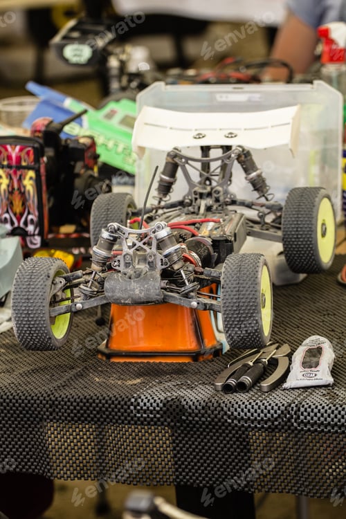 Preview: Maintenance of radio-controlled model of the car in a break between competitions