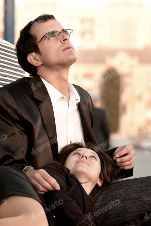 Preview: Man and woman in business suits on bench