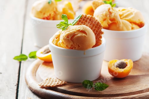 Preview: Apricot ice-cream with mint