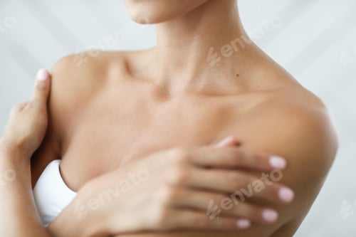 Preview: Beautiful woman in close-up