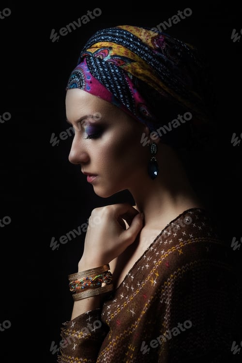 Preview: Portrait Of A Female Model In Ethnic Indian Costume With Jewellery And Traditional Makeup.