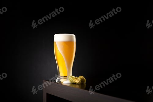 Visualização: Caneca de cerveja gelada no balcão do bar