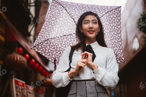 Vista previa: Beautiful japanese girl walking in Tokyo. Concept about teenagers and school