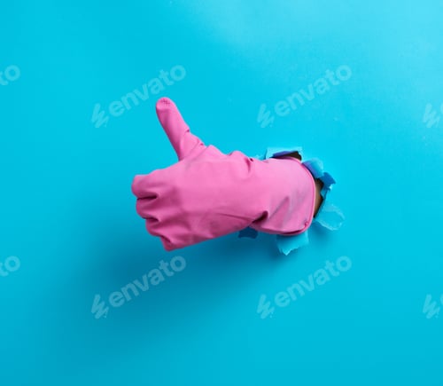 Preview: Hand in a pink household rubber glove sticks out of the torn hole
