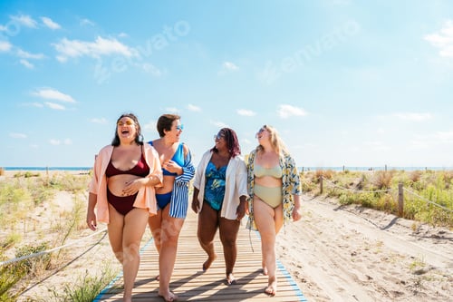 Preview: Group of plus size women with swimwear at the beach