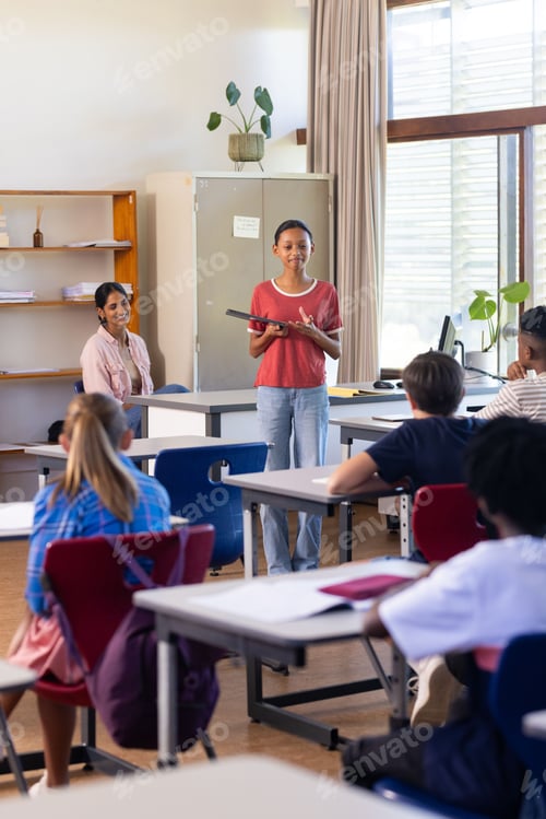 Visualização: Segurando um livro, mulher ensinando em sala de aula com alunos ouvindo atentamente na escola