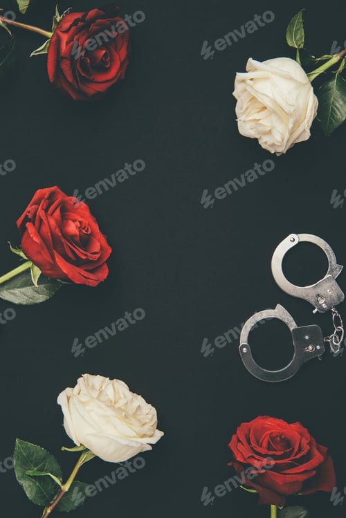 Preview: Metal handcuffs with rose flowers isolated on black