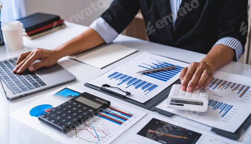 Preview: Asian female finance staff Is explaining the performance from the company's rapidly growing bar grap