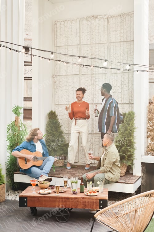 Visualização: Grupo diversificado de jovens na festa no terraço