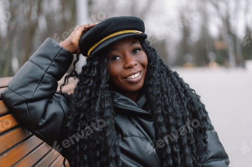 Preview: Photo portrait of cheerful black skinned girl. Afro girl walking in city park.
