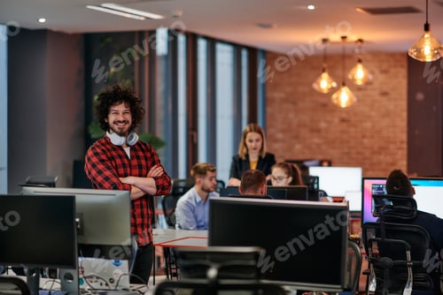 Vista previa: Profesional enfocado: hombre interesante con una taza de café en la oficina rodeado de computadoras.