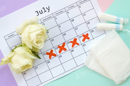 Preview: Flat lay composition with white roses and menstrual tampons and pad packs on menstruation period