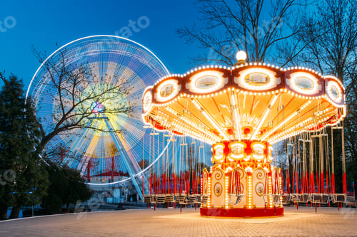 Visualização: Roda gigante e carrossel de atração iluminada