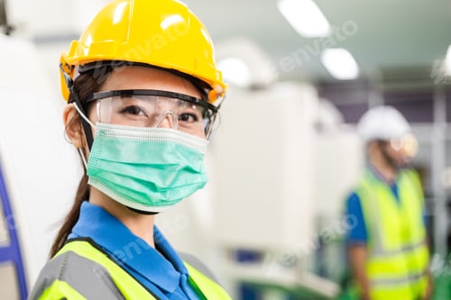 Preview: Portrait of Asian worker woman in medical mask in the factory