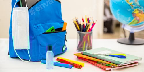 Visualização: Escola, dias de coronavírus. Proteção COVID 19, desinfetante para as mãos e máscara na mesa do estudante