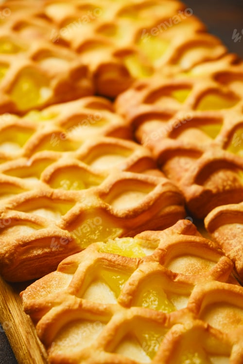 Preview: fresh crispy puff pastry mini pies with pear and lime jam