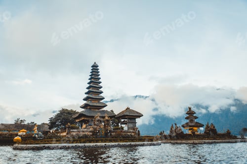 Preview: Young couple paddling on a wooden boat at Pura Ulun Danu Bratan