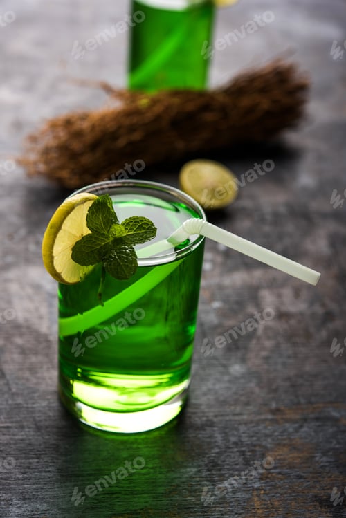 Refreshing Green Drink with Lemon and Mint