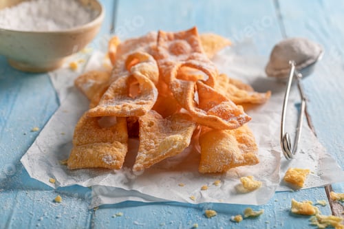 Preview: Fresh and sweet angel wings deep fried in oil.