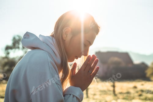 Preview: Girl praying
