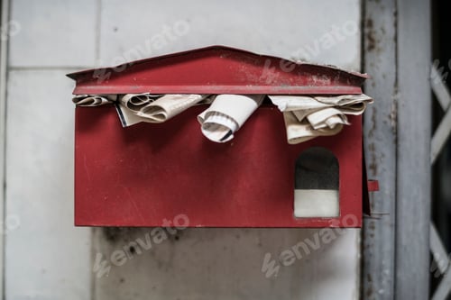 Preview: An overfull old post box