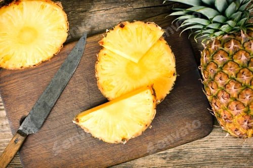 Preview: Slices of fresh pineapple