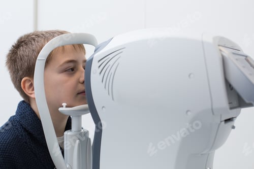 Preview: Optician testing a boy's eyes