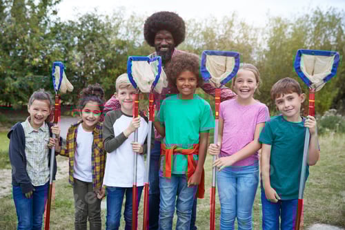 Vorschau: Porträt eines Teamleiters und einer Gruppe von Kindern im Outdoor-Aktivitätencamp beim Fangen von Teichtieren