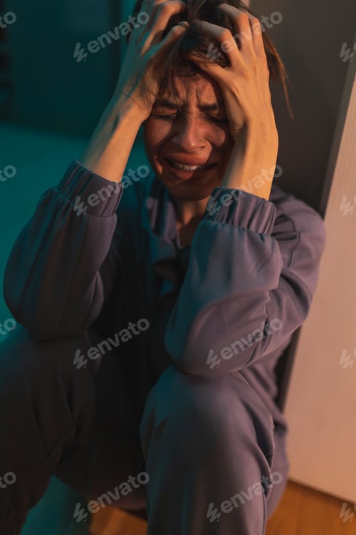 Preview: Sad woman sobbing in the dark