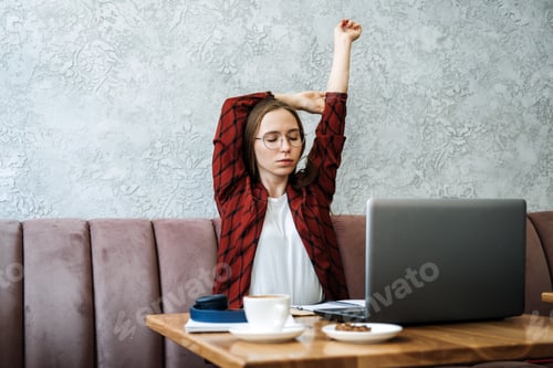 Preview: Freelancing for beginners, working as freelancer, Flexible working hours. Young candid woman