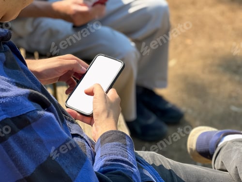 Visualização: Sobrecarga masculina da geração Z usando dispositivo móvel compatível com maquete com tela branca para sobreposição de texto.