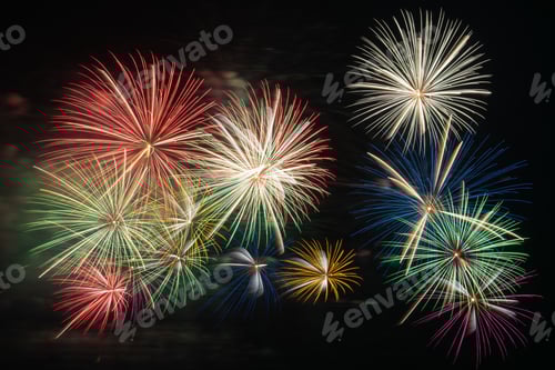 Visualização: Fogos de artifício multicoloridos explodindo sobre a água