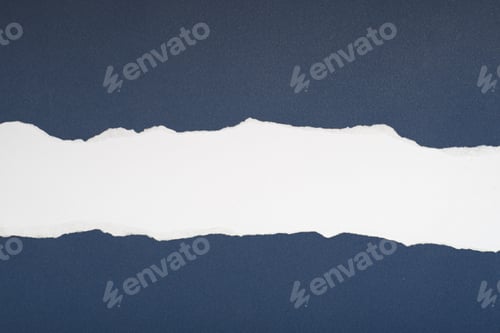 Vista previa: Papel rasgado blanco sobre un fondo azul grisáceo. Espacio para texto.