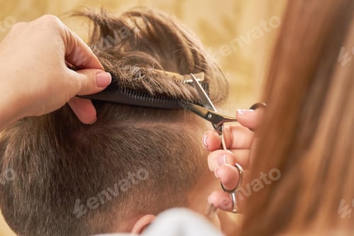 Preview: Hands of barber, scissors and comb