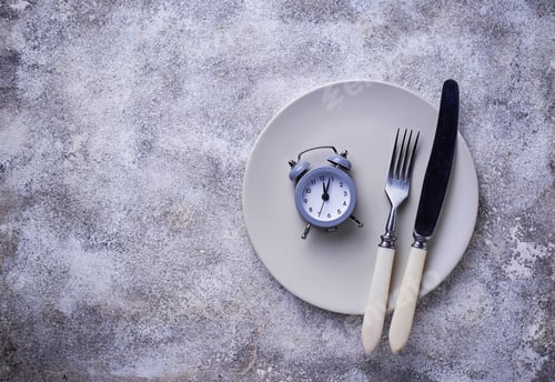 Preview: Grey alarm clock in empty plate.
