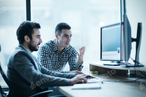 Preview: Picture of business people working together in office