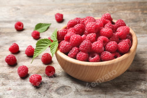 Preview: Bowl with ripe aromatic raspberries on wooden table