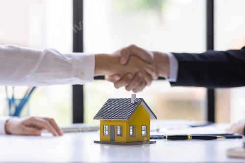 Preview: Handshake Real estate brokerage agent Deliver a sample of a model house to the customer, mortgage lo