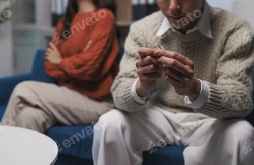 Preview: Man holding wedding ring with upset partner