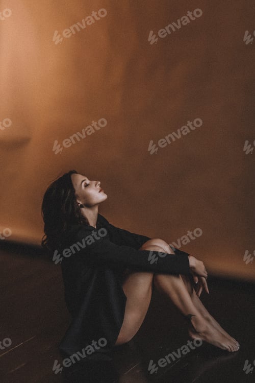 Preview: Model on monochrome