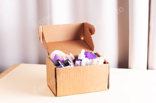 Preview: Open cardboard beauty box with body care and skin care sample products.