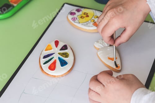Preview: child paints glazed gingerbread cookies form Easter eggs carrots brush. Food Coloring Creativity Kit